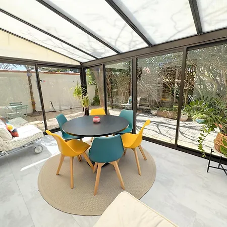 T2 Avec Grand Jardin, Parking Et Garage, A Deux Pas De La *